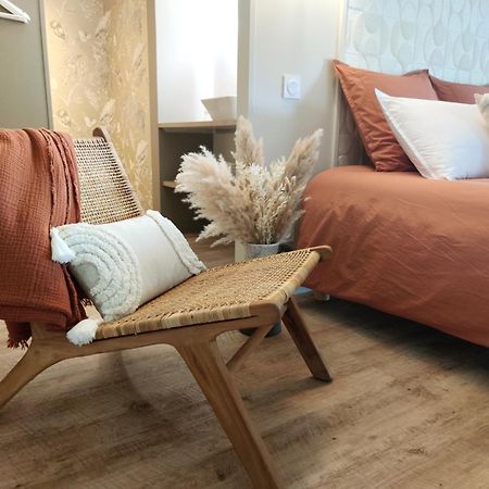 La Douce Halte - Gites Avec Spa Ou Sauna Saint-Ouen-Des-Toits エクステリア 写真
