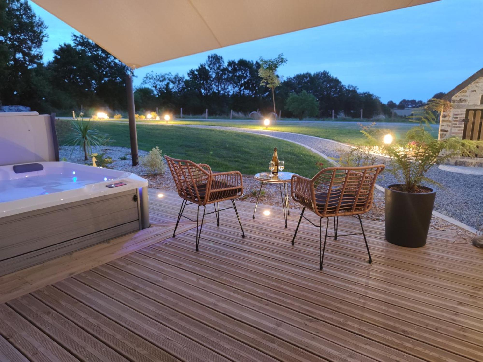 La Douce Halte - Gites Avec Spa Ou Sauna Saint-Ouen-Des-Toits エクステリア 写真