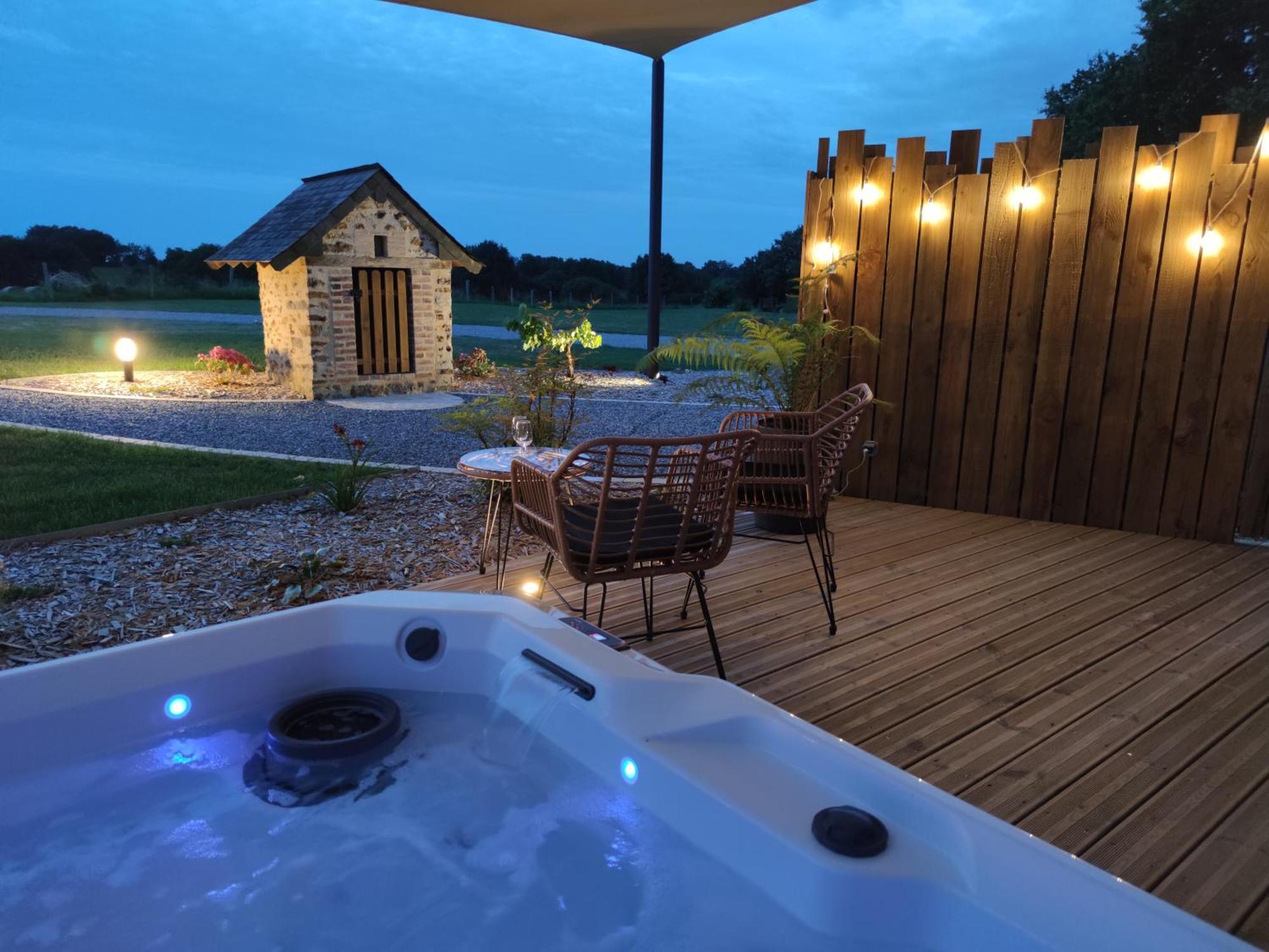 La Douce Halte - Gites Avec Spa Ou Sauna Saint-Ouen-Des-Toits エクステリア 写真