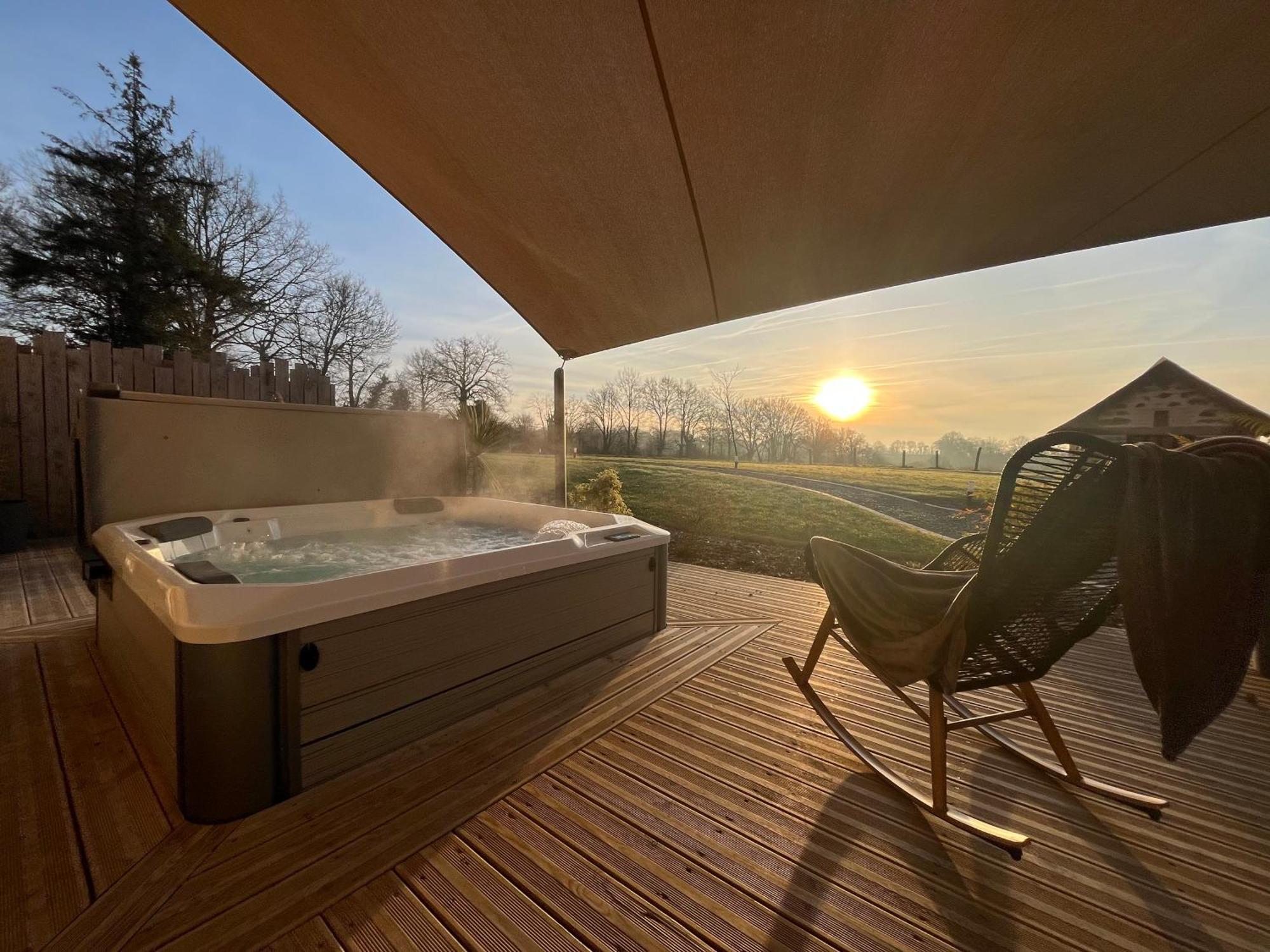 La Douce Halte - Gites Avec Spa Ou Sauna Saint-Ouen-Des-Toits エクステリア 写真