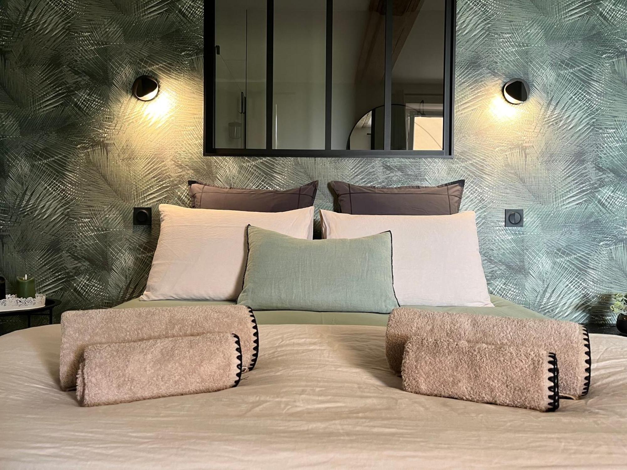 La Douce Halte - Gites Avec Spa Ou Sauna Saint-Ouen-Des-Toits エクステリア 写真